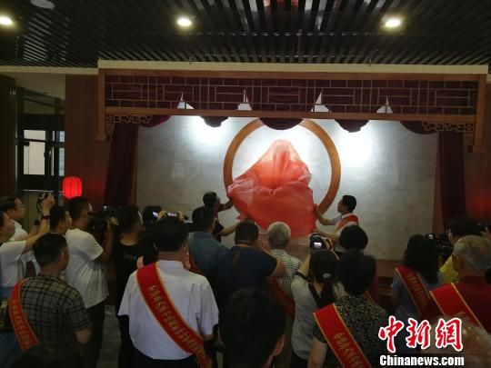 為董子石像揭幕?！⊥貔i 攝