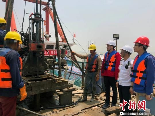 圖為勘察設計人員與常熟海事局執(zhí)法船在現(xiàn)場配合鉆探施工。　魏震 攝