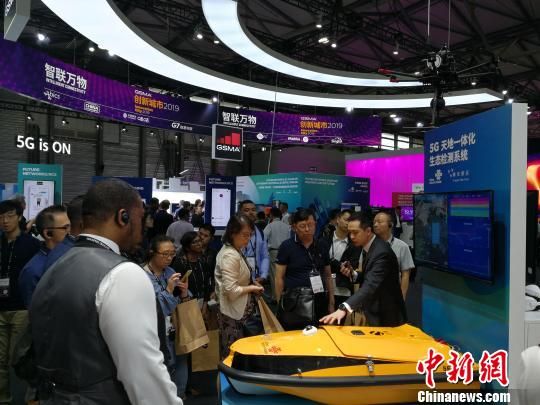 圖為現(xiàn)場人員講解5G“天地一體化”生態(tài)檢測系統(tǒng)。　任柏松 攝