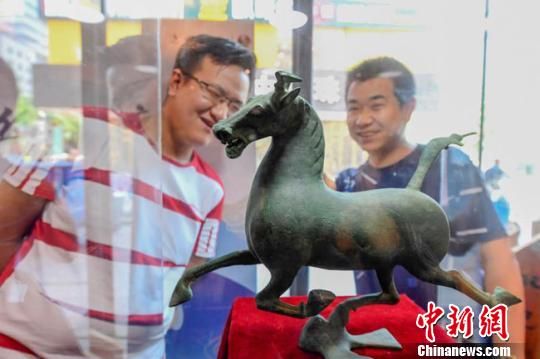 甘肅省博物館將榮登《國(guó)家寶藏》的文物銅奔馬和人頭形器口彩陶瓶搬到了絲路如意餐廳，讓顧客在餐廳內(nèi)就能近距離的和文物面對(duì)面。　鐘欣 攝