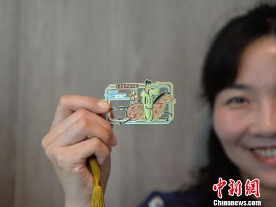 絲路主題餐廳內(nèi)推出的文創(chuàng)產(chǎn)品?！＄娦?攝