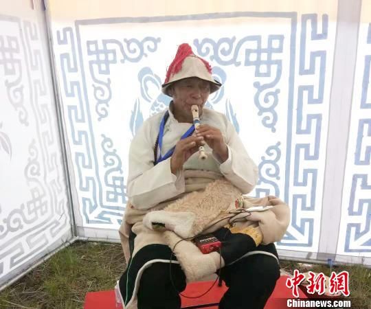 圖為瑪曲縣非遺彈唱藝術(shù)?！＄娦?攝