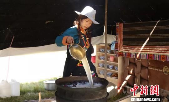 圖為展示瑪曲藏民族傳統(tǒng)特色美食制作工藝?！＄娦?攝