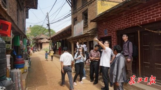 在尼泊爾，武漢市土地利用和城市空間規(guī)劃研究中心設計團隊現(xiàn)場踏勘。(武漢市土地利用和城市空間規(guī)劃研究中心 供圖)