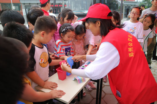 志愿者教小朋友們垃圾分類的相關知識。連柏梁 攝