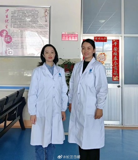 “有醫(yī)生嗎?有人暈倒了!”武漢協(xié)和醫(yī)院援藏醫(yī)療隊員聽到呼救就沖了上去