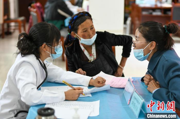 因不少農(nóng)牧民不會(huì)普通話，義診活動(dòng)現(xiàn)場(chǎng)，鄉(xiāng)政府為每位醫(yī)生配了一名翻譯?！〗w波 攝