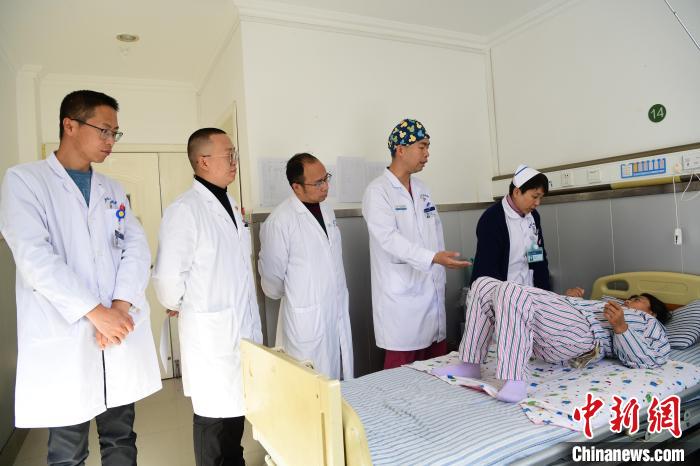 圖為何蔚副主任醫(yī)師(站右二)及團(tuán)隊術(shù)后指導(dǎo)患者進(jìn)行腰背肌鍛煉?！∝暩聛硭?攝