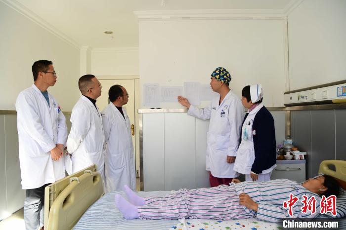 圖為何蔚副主任醫(yī)師(站右二)及團(tuán)隊術(shù)后對患者的肌肉訓(xùn)練、蛋白飲食等制定了每半日的康復(fù)計劃。　貢嘎來松 攝