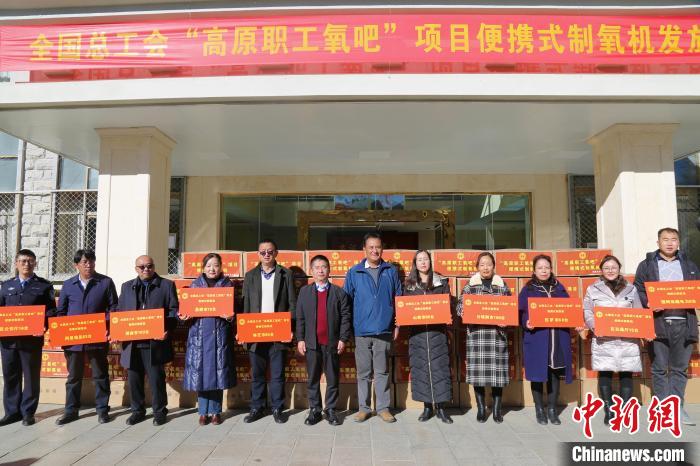 圖為發(fā)放儀式現(xiàn)場?！⊥趵?攝