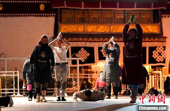 西藏拉薩：“薩嘎達(dá)瓦”迎來(lái)信眾朝拜高峰