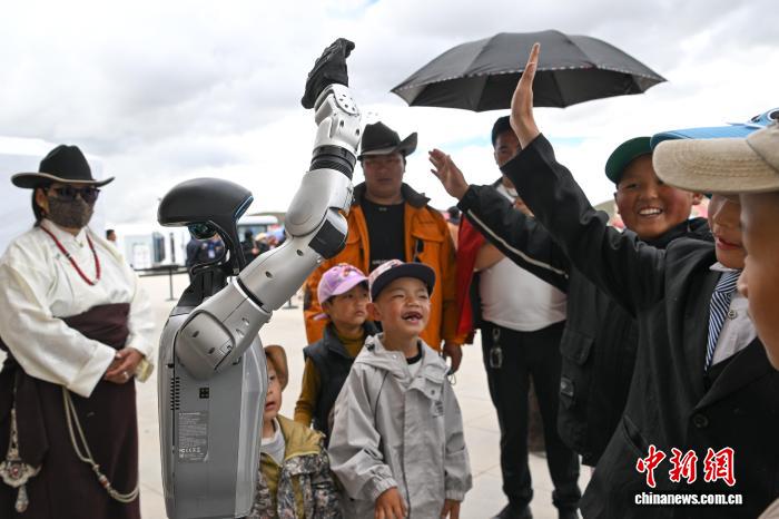 機(jī)器人亮相西藏那曲恰青賽馬節(jié)開啟傳統(tǒng)與科技奇妙碰撞