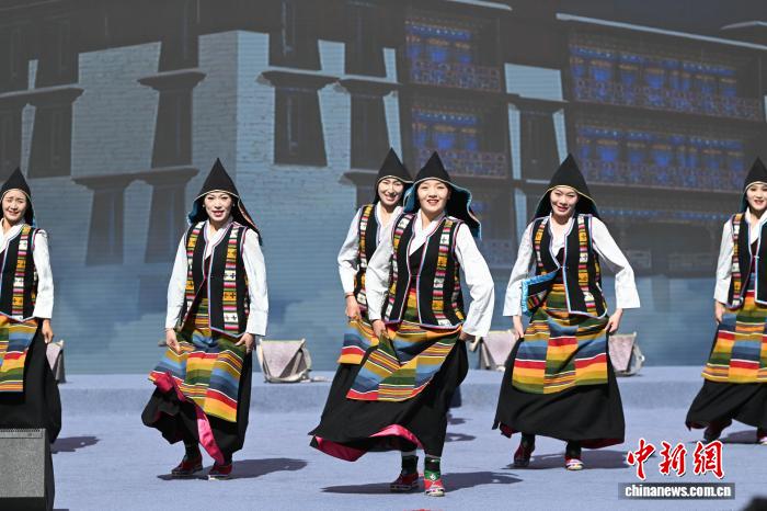 西藏“大地歡歌格?；ㄑ莩黾尽被菝裱莩鼍`放基層文化活力