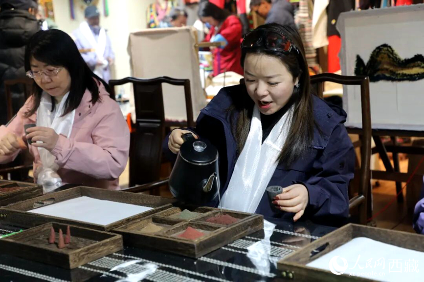 游客在“雅礱里”文化藝術(shù)街區(qū)非遺展館體驗制作藏香。在工作人員的指導下，游客親手揉搓香泥、壓制成型，感受藏族傳統(tǒng)非遺技藝的魅力。人民網(wǎng)記者 吳雨仁攝