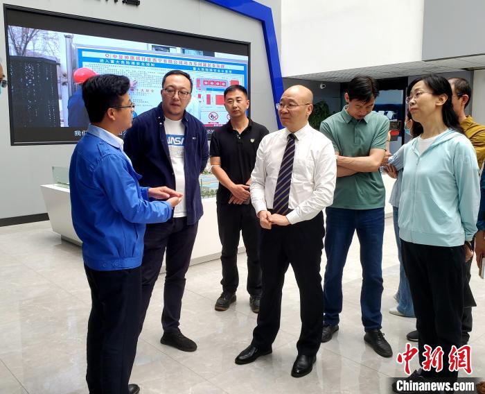 圖為全國政協(xié)委員、農(nóng)工黨青海省委主委王昆(中)在企業(yè)調研?！」鶟M福 供圖