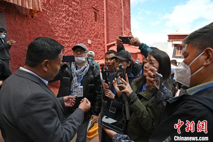 圖為中外媒體采訪布達(dá)拉宮管理處相關(guān)負(fù)責(zé)人。　趙朗 攝