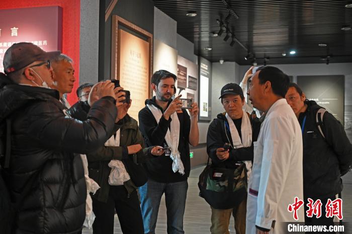 圖為中外媒體采訪西藏自治區(qū)藏醫(yī)院相關(guān)負(fù)責(zé)人?！≮w朗 攝