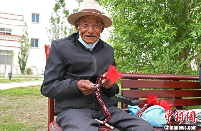 圖為曲松縣特困人員集中供養(yǎng)中心老人在做傳統(tǒng)手工編織?！≮w朗 攝