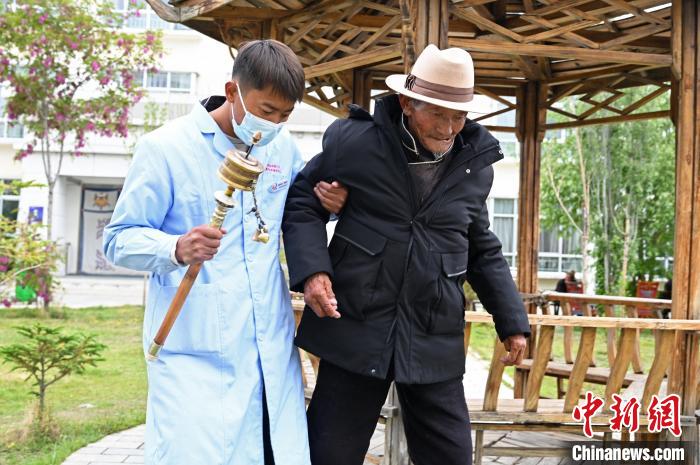 圖為曲松縣特困人員集中供養(yǎng)中心老人索朗歐珠?！≮w朗 攝