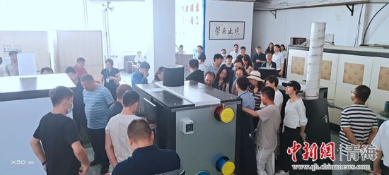 圖為行業(yè)內(nèi)人員進(jìn)行項(xiàng)目參觀。 活動(dòng)主辦方供圖