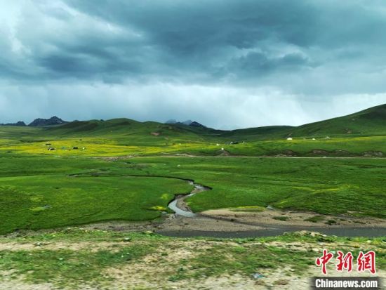 自2005年啟動三江源生態(tài)保護(hù)和建設(shè)工程以來，果洛州共治理黑土灘315.11萬畝，使果洛州生態(tài)環(huán)境15年來得到明顯好轉(zhuǎn)。　孫睿 攝