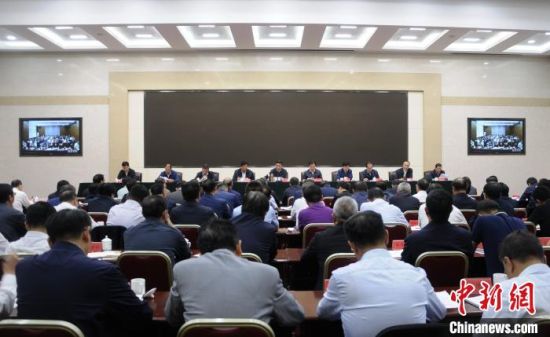 圖為青海省生態(tài)環(huán)境保護警示教育大會現(xiàn)場?！?zhí)砀！z 　　