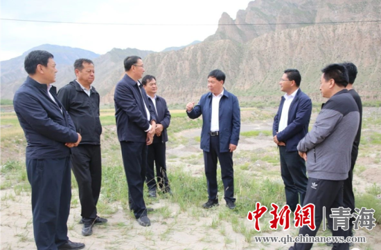 圖為黃南州有關(guān)領(lǐng)導(dǎo)現(xiàn)場踏勘、督導(dǎo)生態(tài)環(huán)保責(zé)任落實(shí)情況現(xiàn)場。黃宣攝