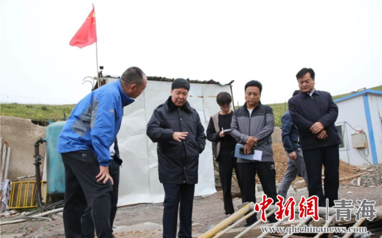 圖為黃南州有關(guān)領(lǐng)導(dǎo)現(xiàn)場踏勘、督導(dǎo)生態(tài)環(huán)保責(zé)任落實(shí)情況現(xiàn)場。黃宣攝