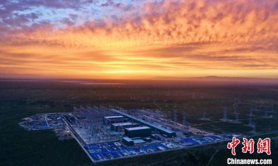 圖為朝霞下的青南換流站。　國網(wǎng)青海檢修公司供圖 　　