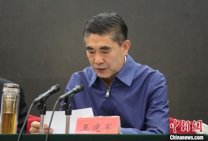 圖為青海省委書記王建軍出席會議并作講話?！?zhí)砀?攝
