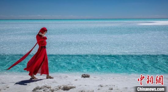 圖為地處柴達木盆地的東臺吉乃爾湖?！∧獑⒚鳌z