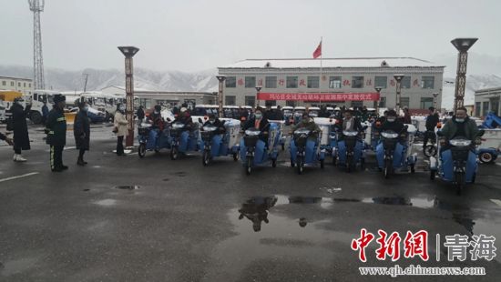 圖為環(huán)衛(wèi)設(shè)施集中發(fā)放儀式現(xiàn)場。甘恩超 攝