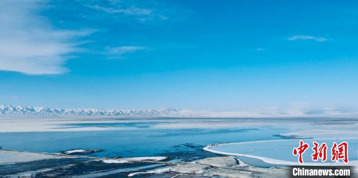 圖為冬季茶卡天空壹號景區(qū)?！±罱瓕?攝