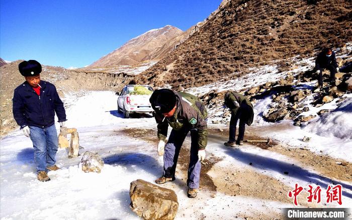 圖為管護(hù)員清理山體落石。受訪者供圖