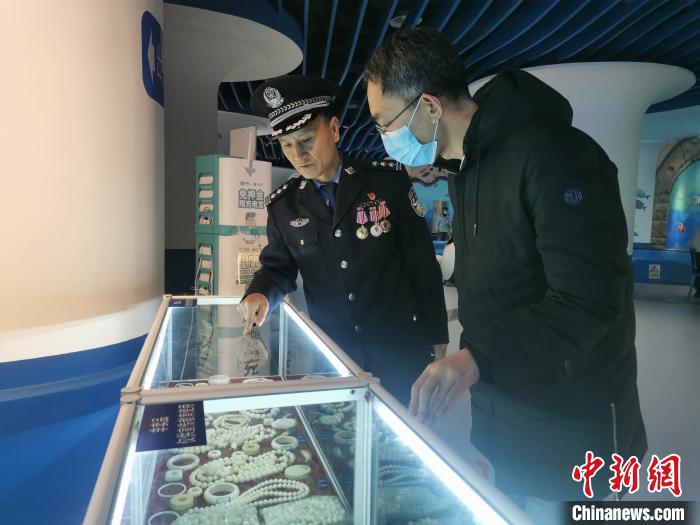 圖為森林警察為游客講解查獲這些象牙制品過程中發(fā)生的真實(shí)故事?！∥乃碱?攝