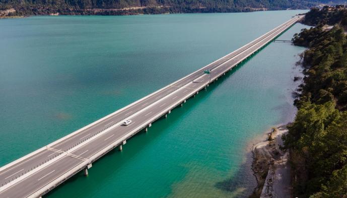 資料圖為西藏拉薩至林芝高等級(jí)公路多布湖風(fēng)光?！〗w波 攝