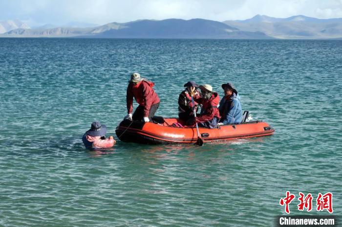 科考隊員乘充氣快艇考察扎日南木錯歸來?！?lt;a target='_blank' ><p  align=