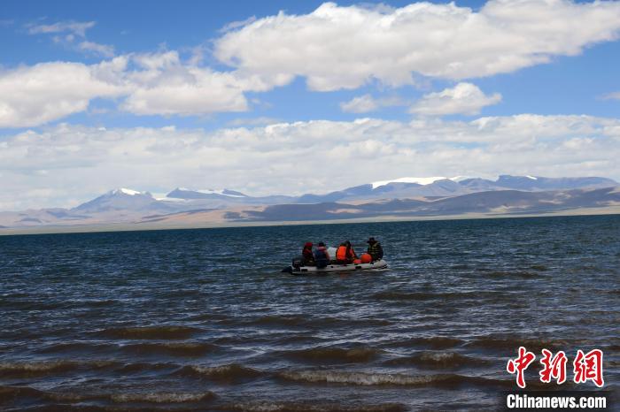 科考隊(duì)員向湖心進(jìn)發(fā)，風(fēng)浪越來(lái)越大?！?lt;a target='_blank' ><p  align=