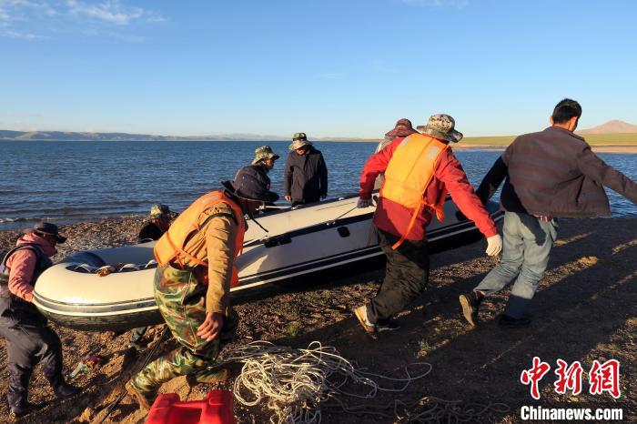 完成達(dá)則錯(cuò)科考任務(wù)，科考隊(duì)員抬充氣快艇上岸?！?lt;a target='_blank' ><p  align=