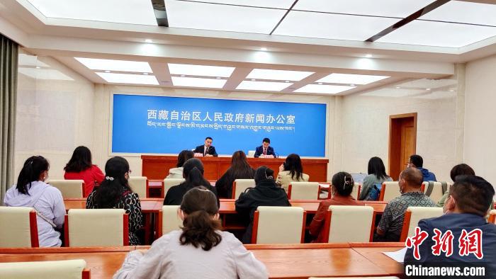 圖為西藏阿里地區(qū)在拉薩召開新聞發(fā)布會，發(fā)布西藏和平解放70年來阿里地區(qū)經(jīng)濟社會發(fā)展成就?！∝暽＠?攝
