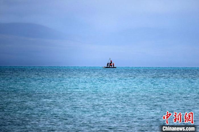 從岸邊營(yíng)地以長(zhǎng)焦鏡頭遠(yuǎn)眺，科考隊(duì)員在巴木錯(cuò)作業(yè)?！?lt;a target='_blank' ><p  align=