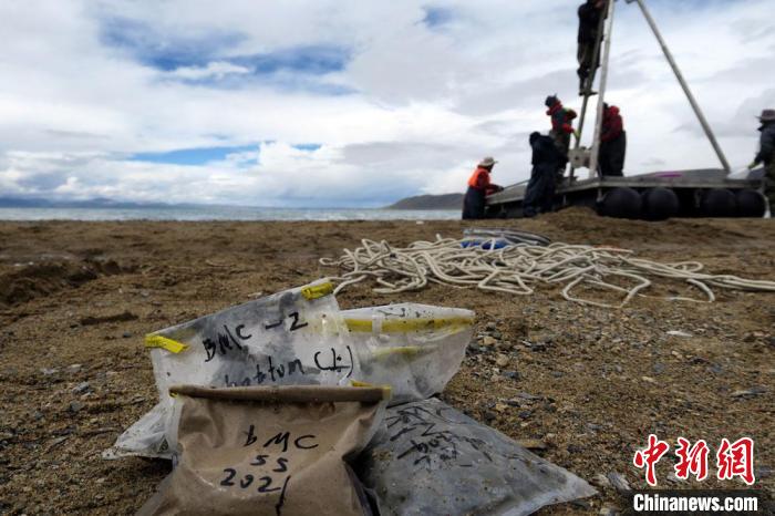 科考隊(duì)員從巴木錯(cuò)采集的科研樣品。　<a target='_blank' ><p  align=