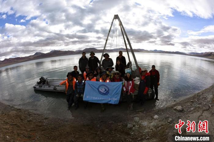 科考隊(duì)員在結(jié)則茶卡湖岸邊合影?！?lt;a target='_blank' ><p  align=
