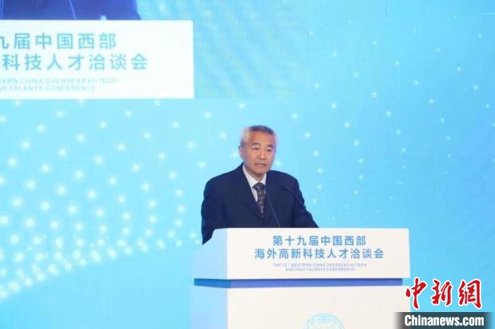 全國政協(xié)副主席、九三學(xué)社中央常務(wù)副主席邵鴻出席論壇并致辭?！∷拇ㄊ∥y(tǒng)戰(zhàn)部供圖