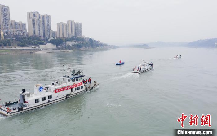 聯(lián)合巡江守護(hù)活動(dòng)現(xiàn)場?！〗部h融媒體中心 攝