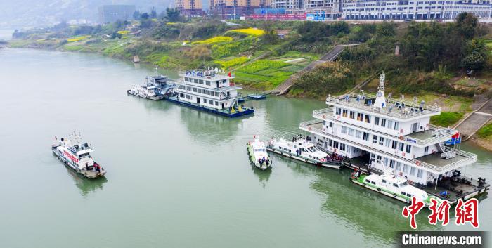 聯(lián)合巡江守護(hù)活動(dòng)現(xiàn)場。　江安縣融媒體中心 攝