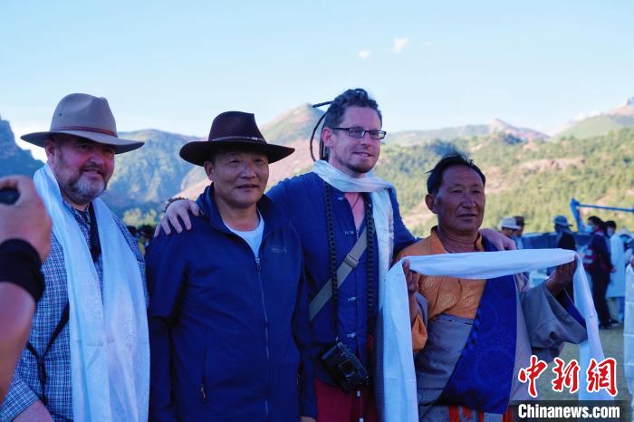 圖為當(dāng)?shù)孛癖娕c外籍?dāng)z影師合影留念?！●R銘言 攝