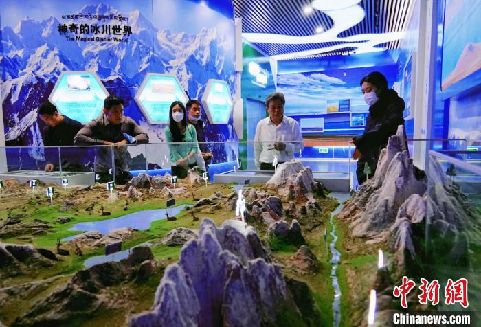 圖為中外嘉賓在玉樹(shù)州博物館內(nèi)參觀。　馬銘言 攝