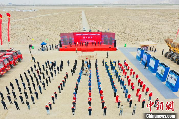 圖為無人機(jī)航拍開工現(xiàn)場?！∷髂辖?攝