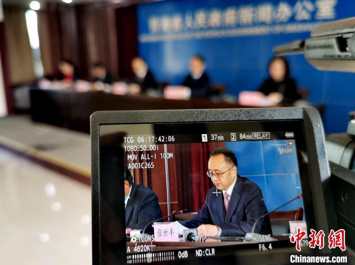 圖為青海省水利廳廳長張世豐參加新聞發(fā)布會?！?zhí)砀?攝